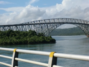フィリピンはレイテ島とサマール島を結ぶ東南アジア最長の橋。